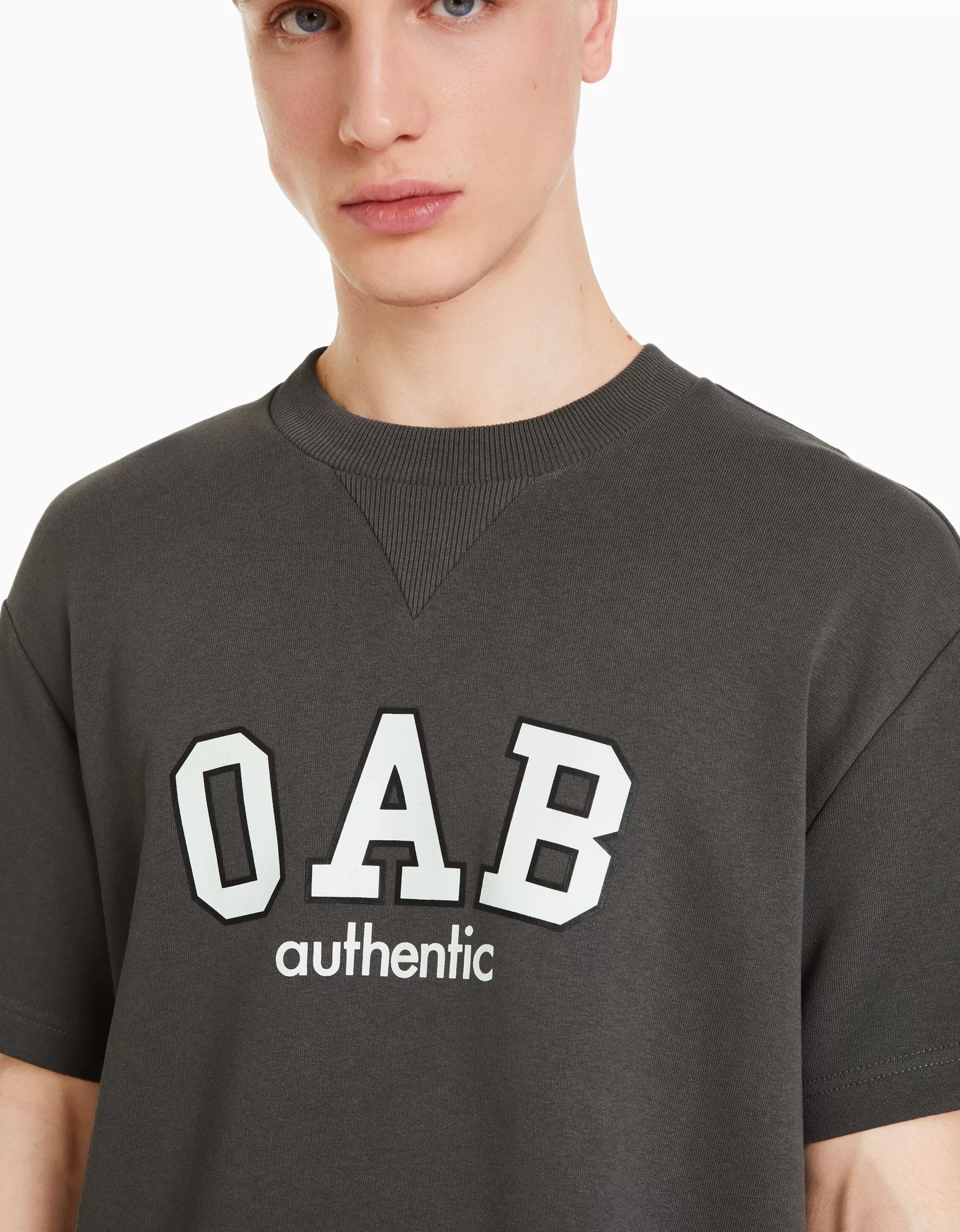 BERSHKA Maglietta casual in felpa con stampa college - Bianco sporco