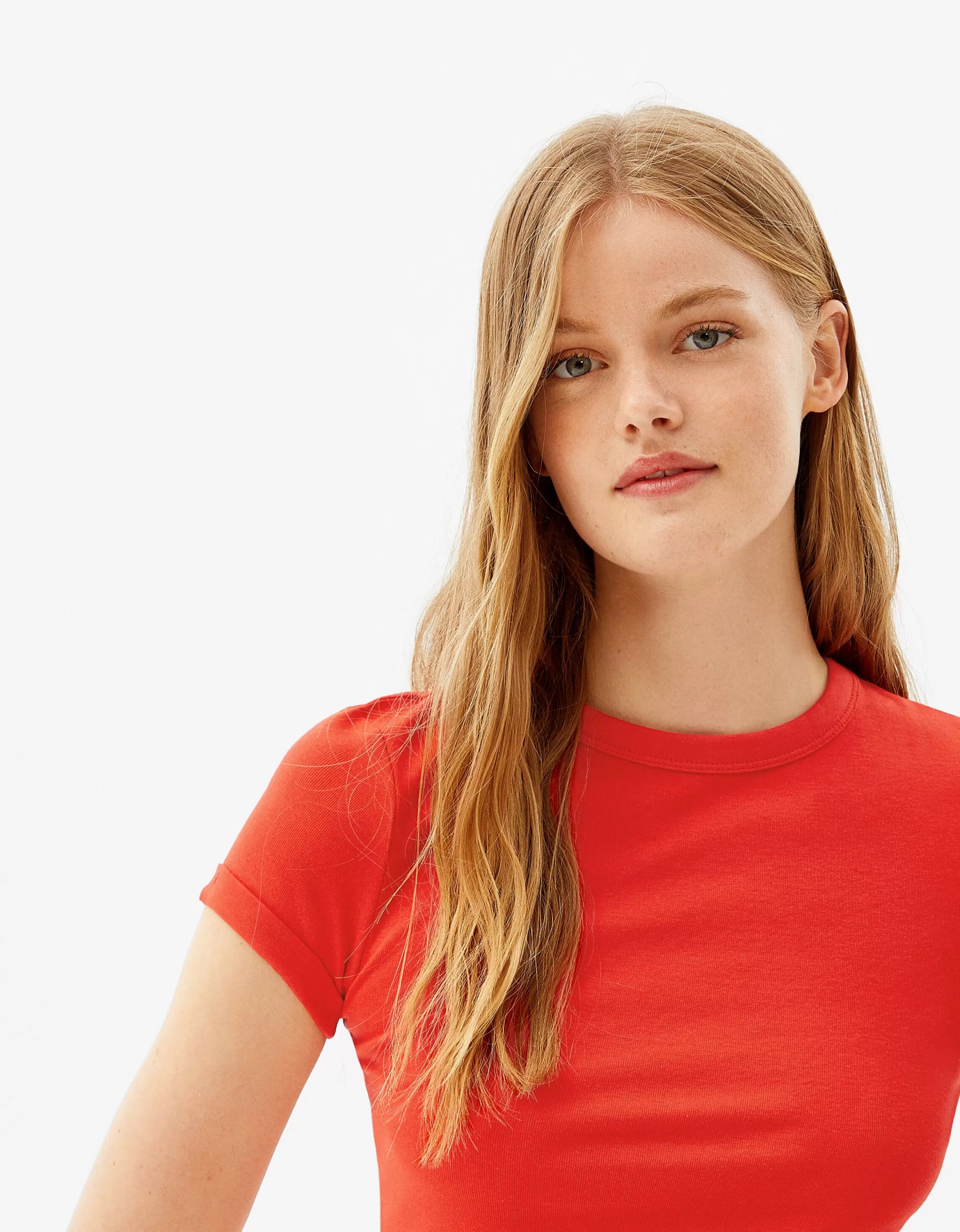 Maglietta BERSHKA aderente a maniche corte in rosso vivace - perfetta per look casual e trendy