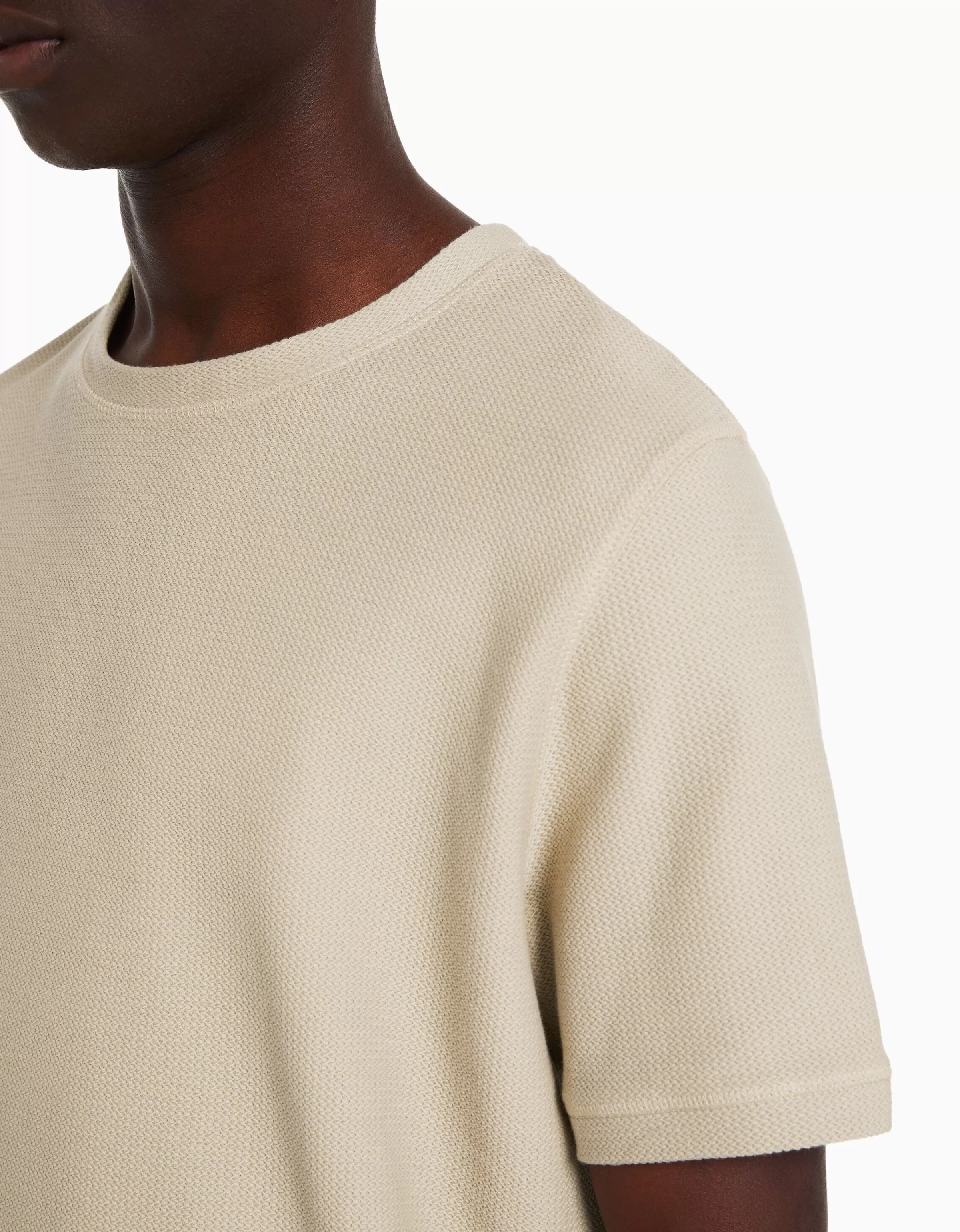 BERSHKA - Maglietta in tessuto strutturato con maniche corte, tono cammello ideale per outfit urbani
