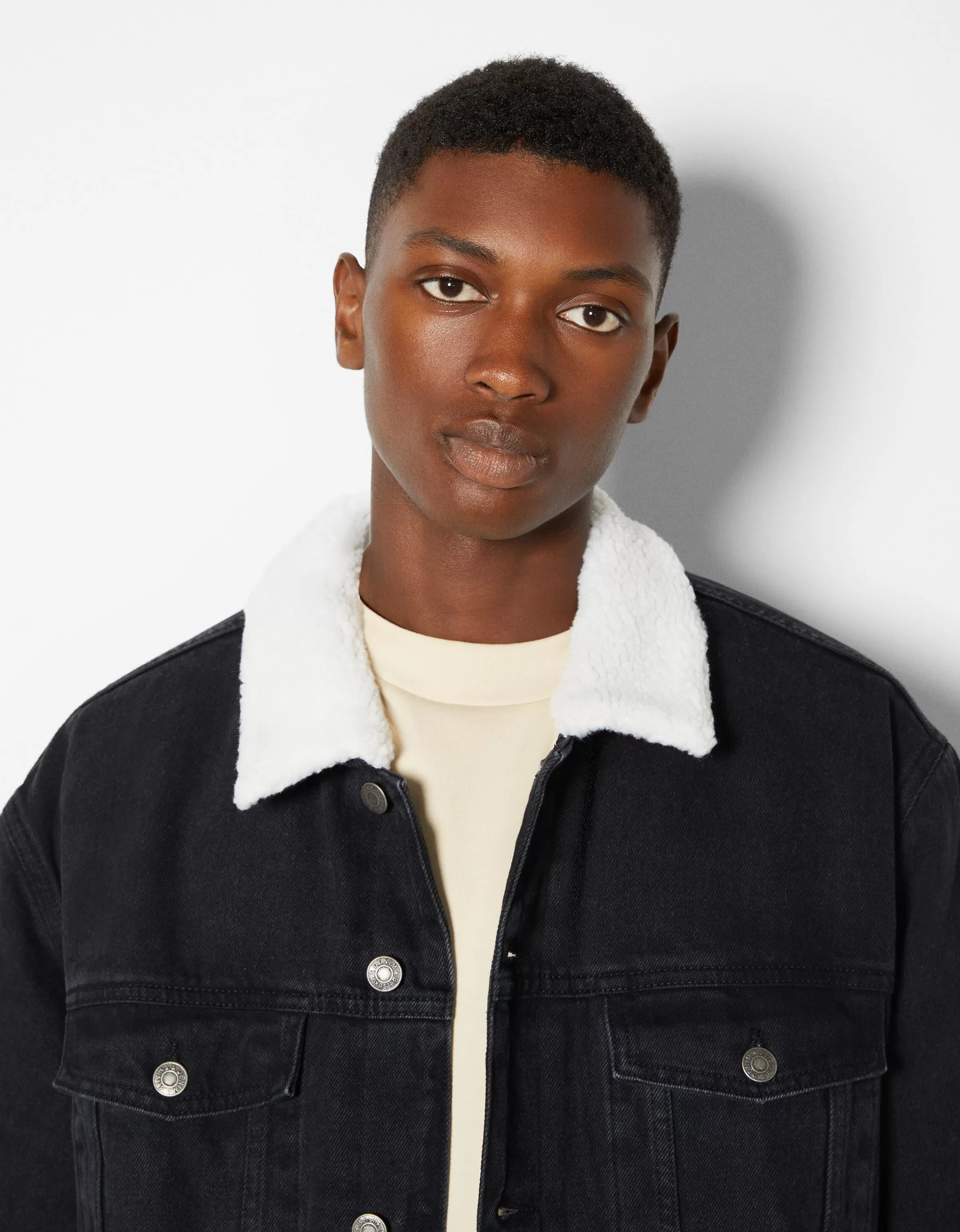 Giacca jeans BERSHKA con interno in pile - Blu cielo morbido per look casual 

Perfetta per le mezze stagioni, imbottitura calda e design urban.