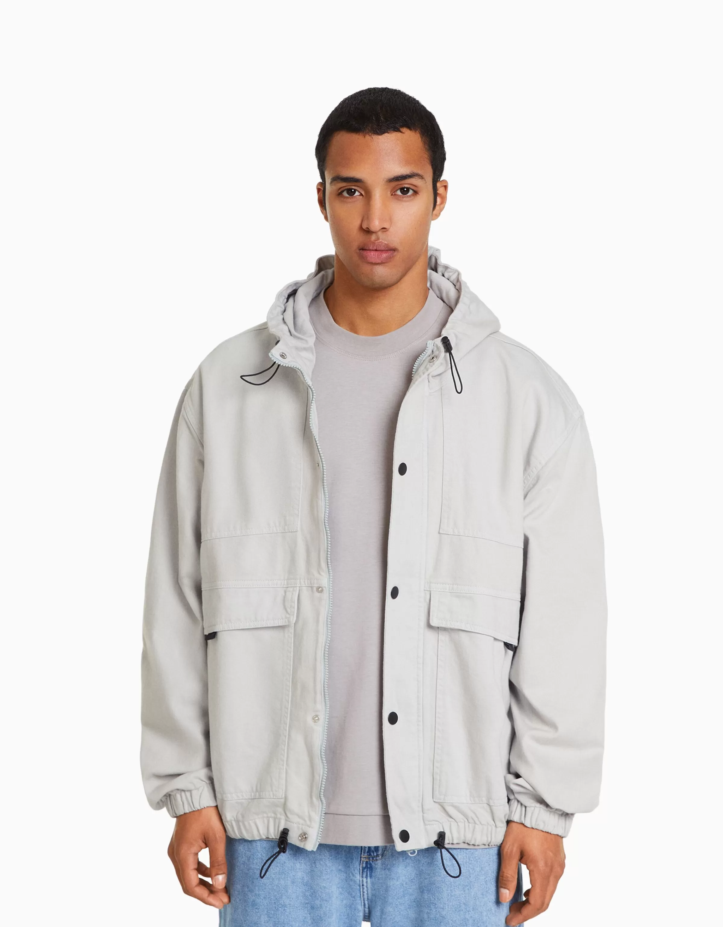 BERSHKA - Giacca jeans con cappuccio a effetto paracadute, tonalità grigio chiaro per look casual urbano