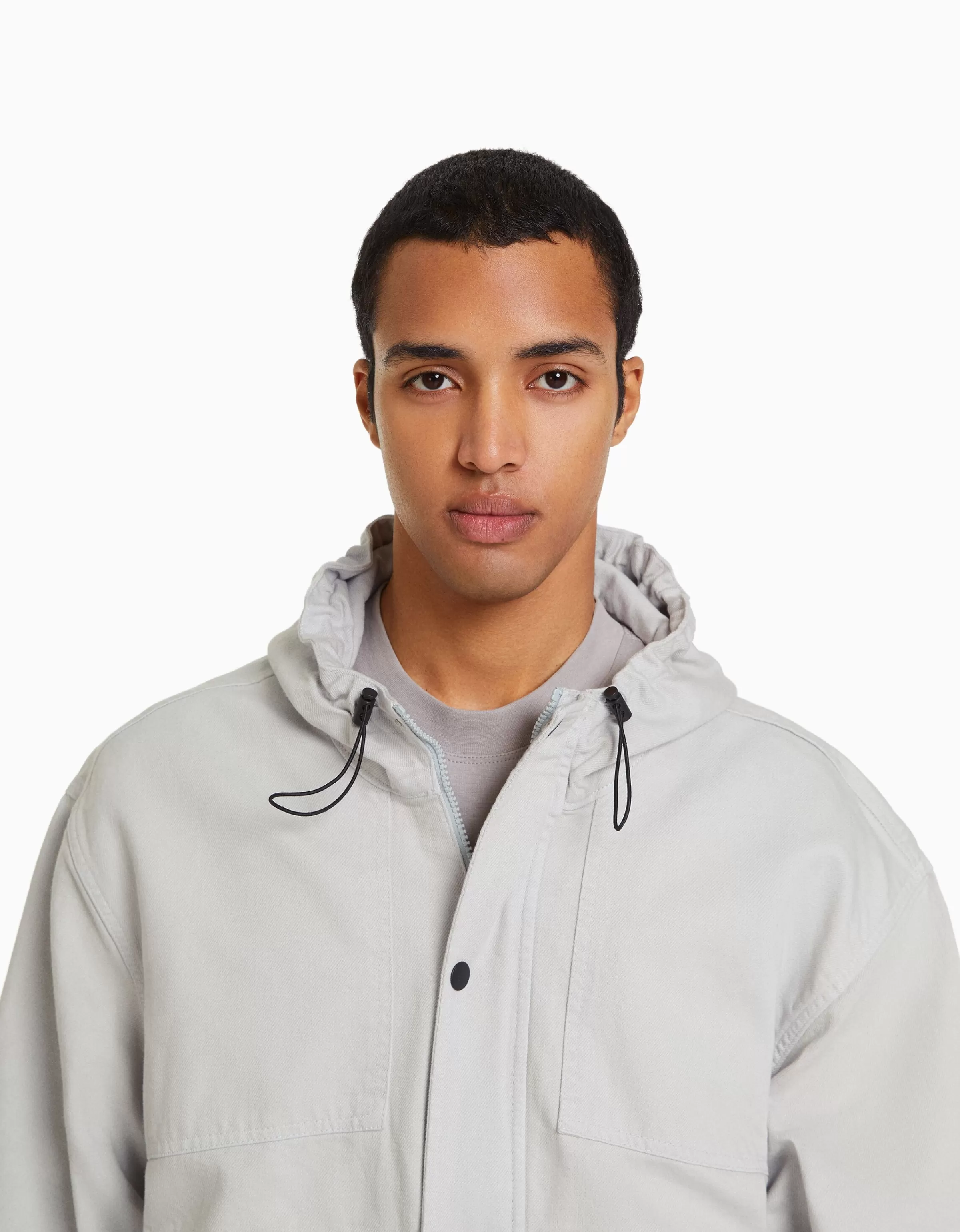 BERSHKA - Giacca jeans con cappuccio a effetto paracadute, tonalità grigio chiaro per look casual urbano