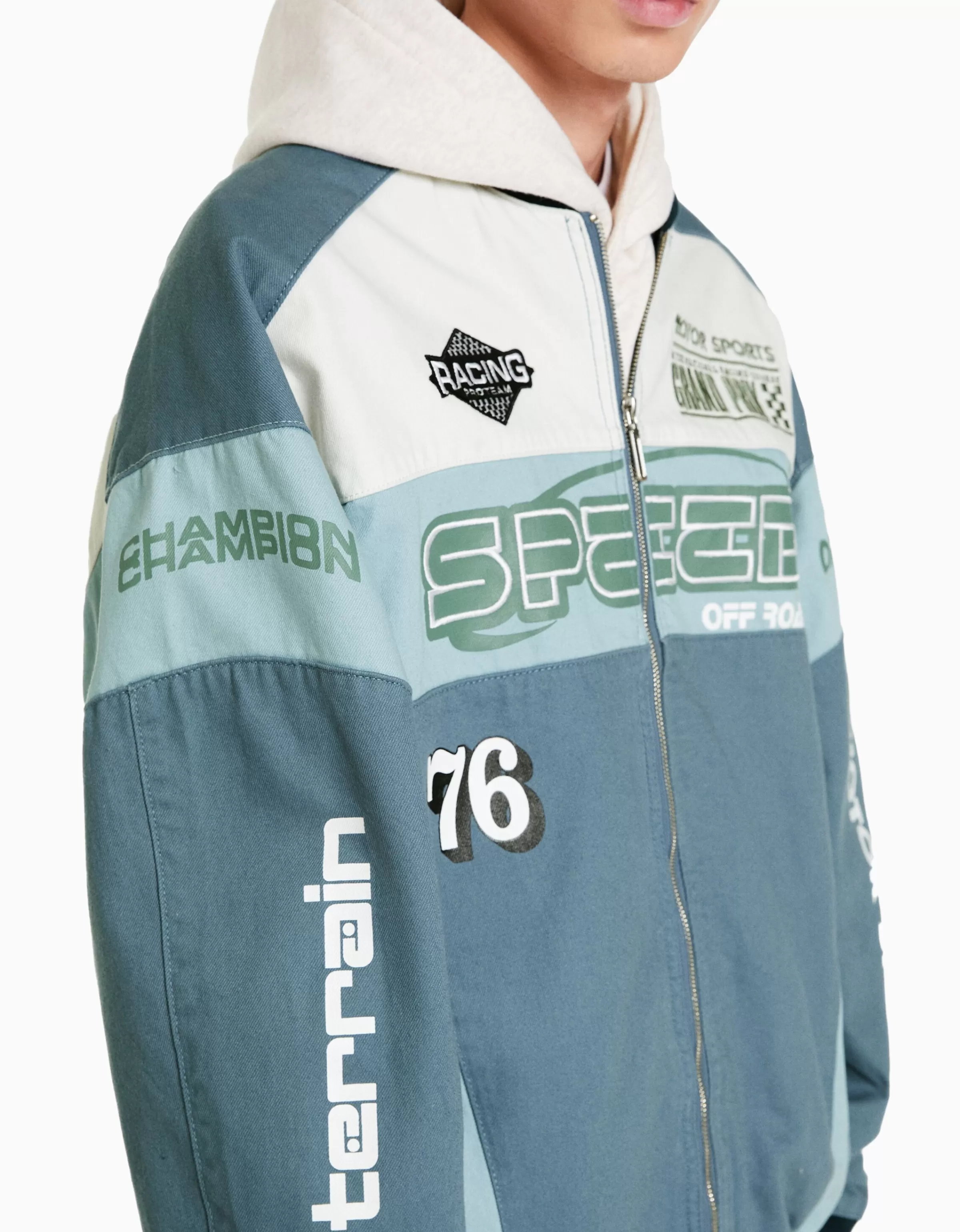 BERSHKA Giacche e Giubbotti | Giacca jeans sportiva in tonalità blu racing con design dinamico, perfetta per stili urbani