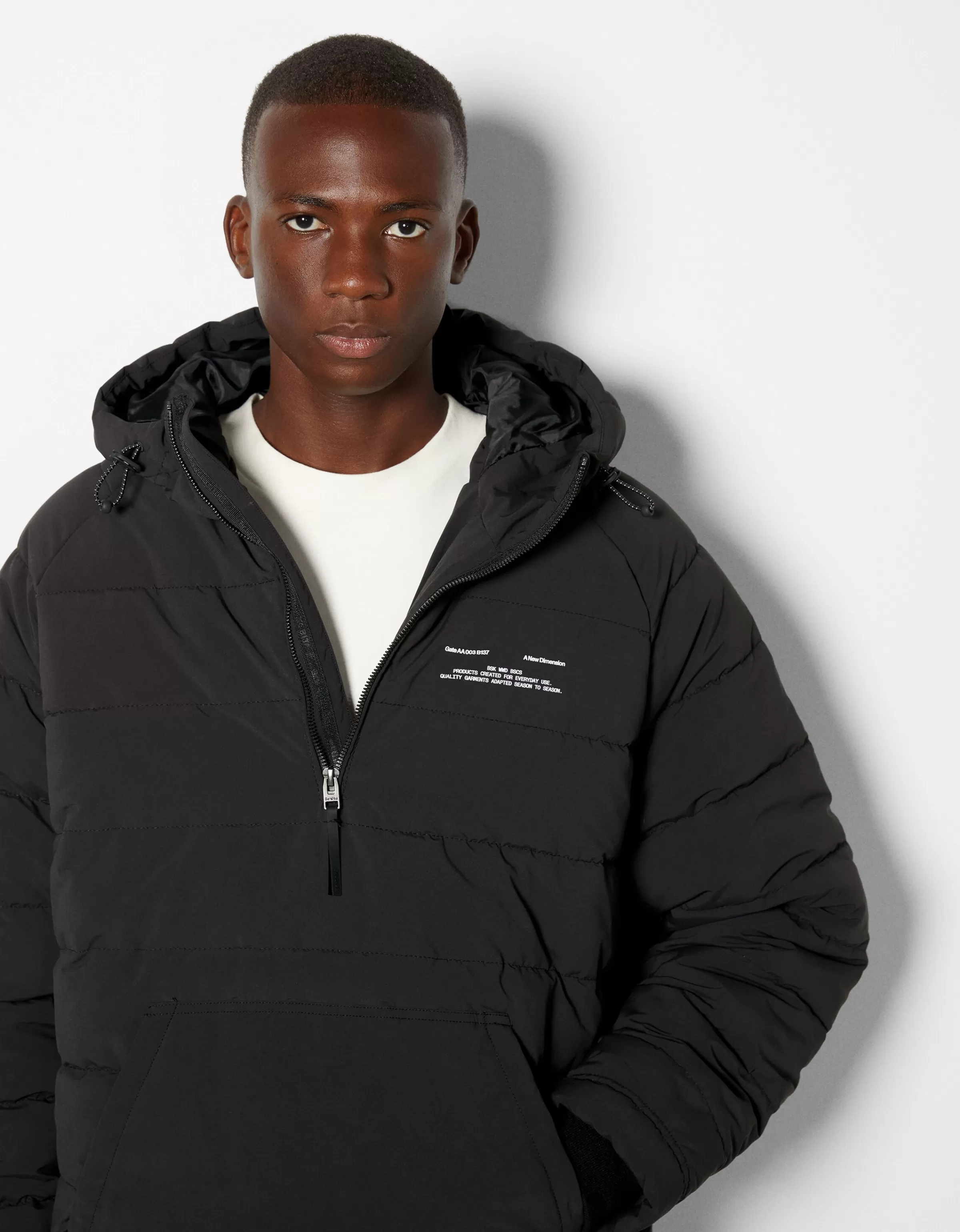 BERSHKA Giacche invernali | Giubbotto utility trapuntato con tascone - Nero carbone per look urbani 

(：，