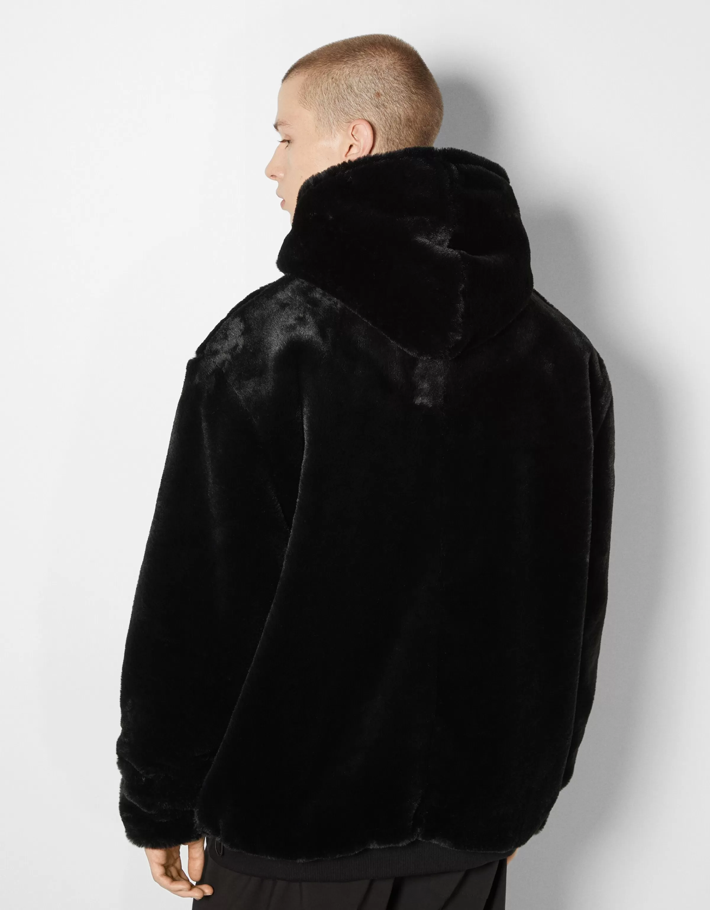 BERSHKA Giacche Invernali - Felpa Morbida con Cappuccio Nero, Perfetta per Stile Casual e Avventure All'Aperto