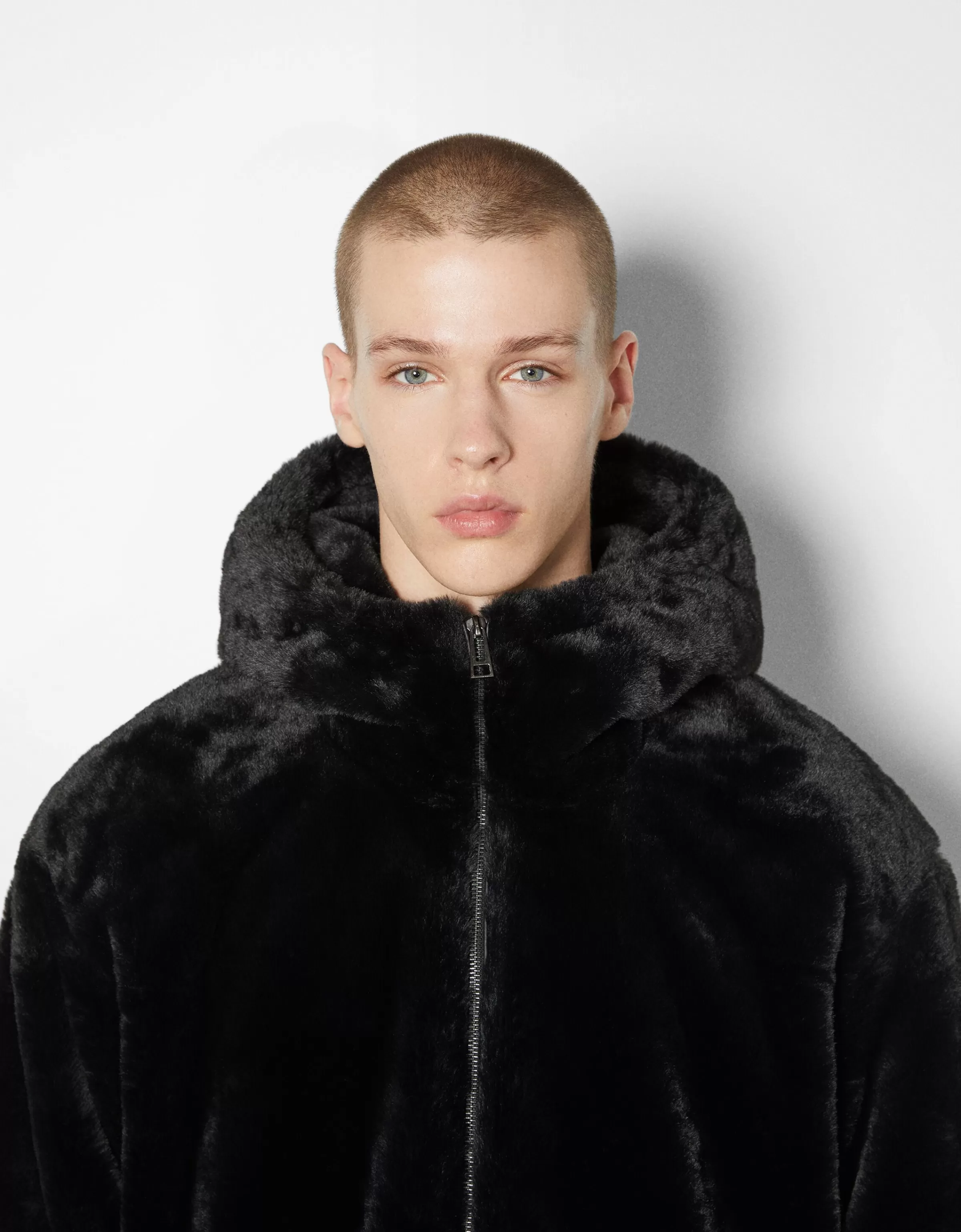 BERSHKA Giacche Invernali - Felpa Morbida con Cappuccio Nero, Perfetta per Stile Casual e Avventure All'Aperto