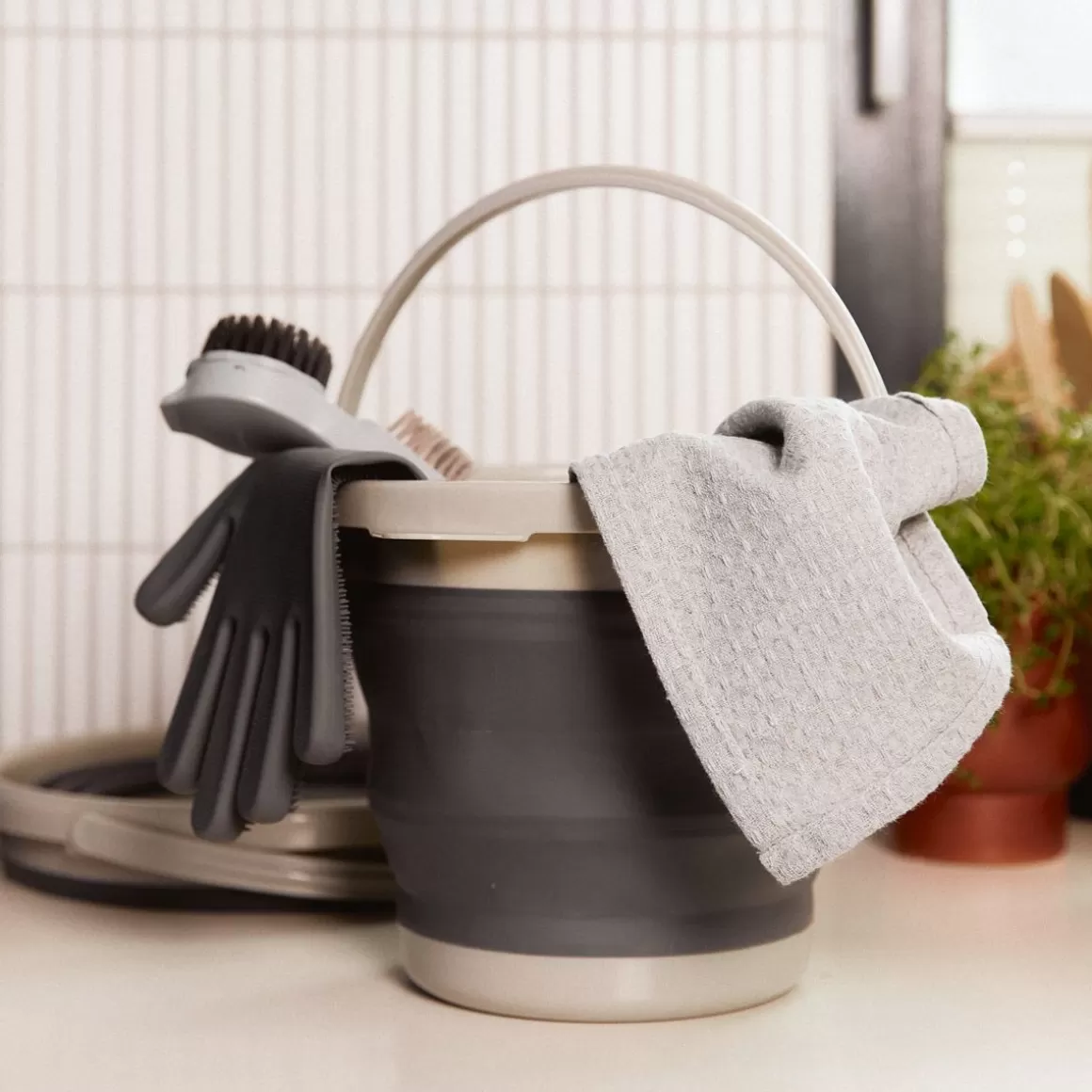 HOMLA Secchiello Compatto Piegevole con Sistema Lavaggio Rapido, 5 Litri - Design Pratico per Spazi Ridotti