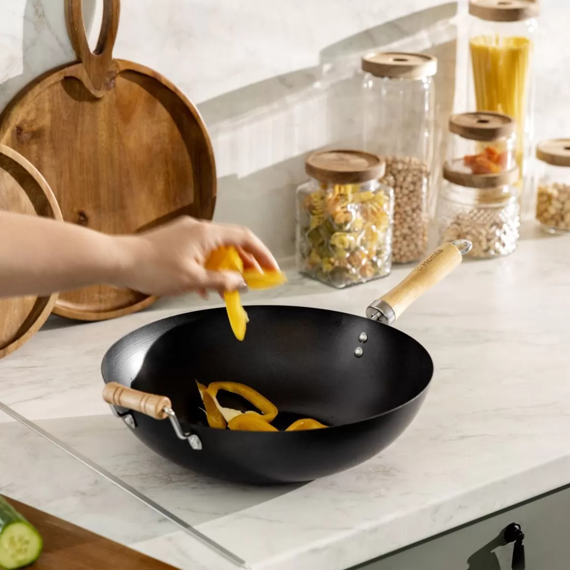 Padrona Wok Sydney Z HOMLA con Impugnatura in Legno Naturale - 32 cm per Cucina Professionale