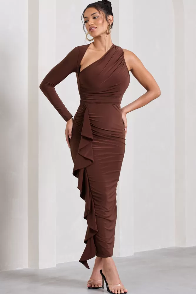 Abito lungo maxi in tonalità caffè latte con manica unica, dettagli traforati e volant romantico - Modello esclusivo Collezione Club L London Compass