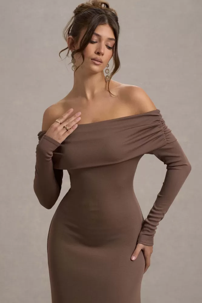 Abito lungo in maglia costola con scollatura alla Bardot e orlo asimmetrico - Colore marrone caffè | Vestito elegante Club L London Romina - Nuovo arrivo

（，，