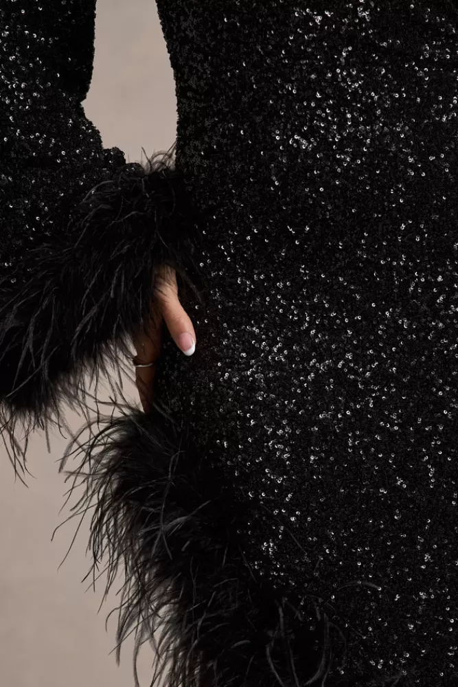 Nero - Abito da sera elegante in paillettes con spalla scoperta e dettaglio piume - Club L London Collezione Sera - Saldi