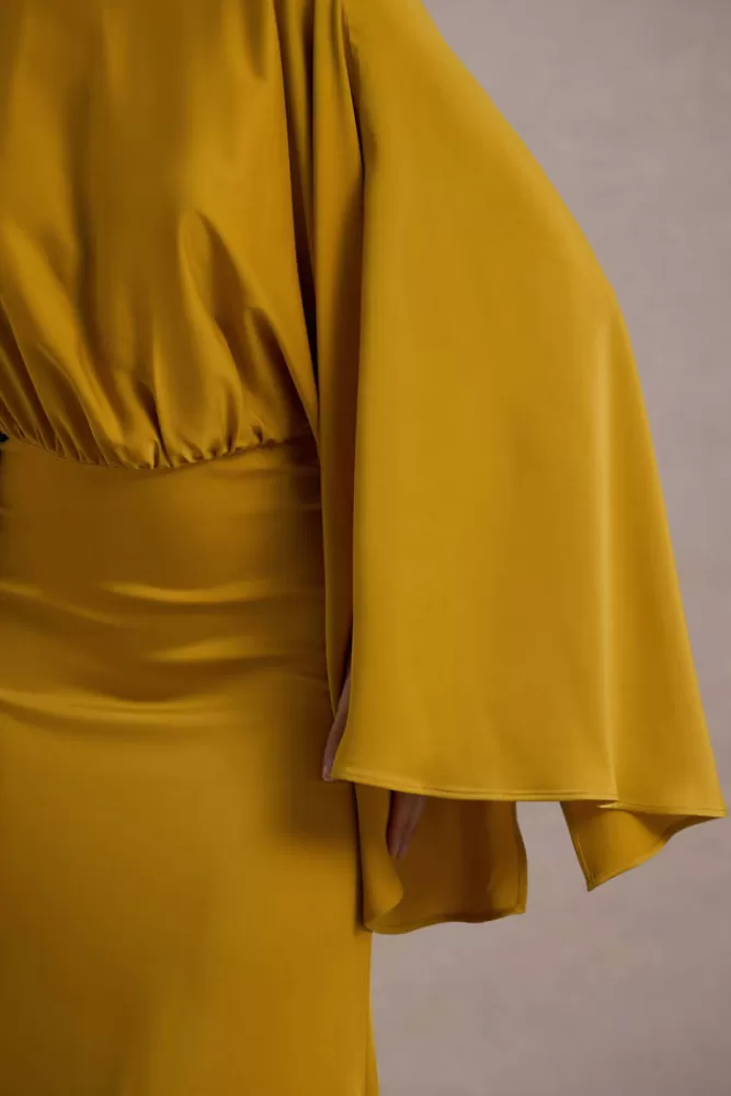 Club L London - Abito Midi drappeggiato con maniche a mantella in nuance senape - Ocra edizione limitata