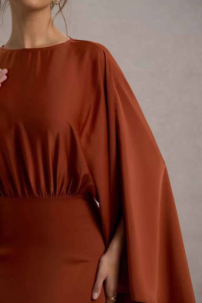 Abito Elegante con Drappeggi e Maniche a Mantella - Zuzanna by Club L London, Colore Terra Bruciata, Prezzo Imperdibile
